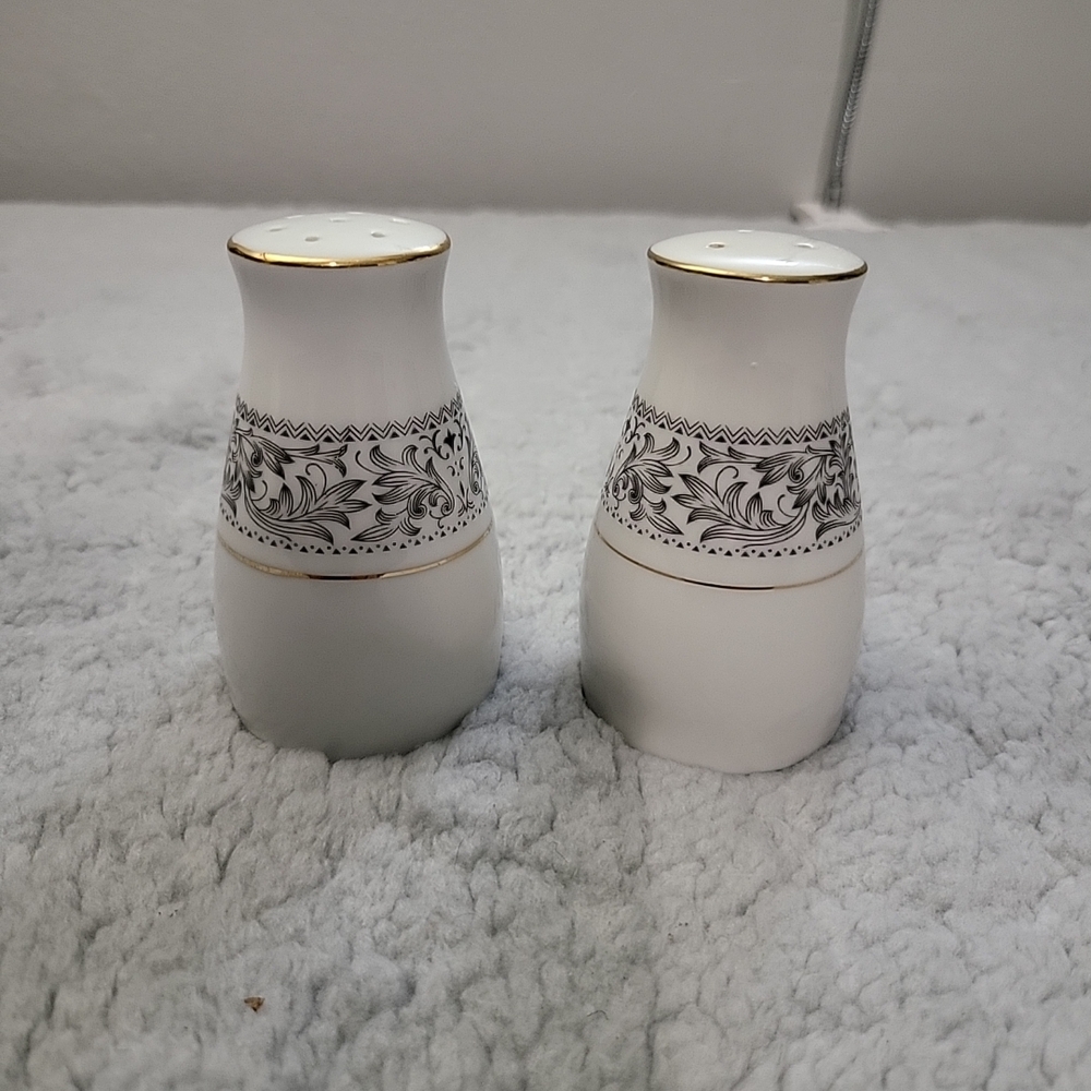 Salt & Pepper Set Ambassador by Royal Wentworth 3/7 Hole (V)